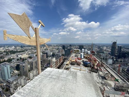 Zakończyły się prace nad żelbetową konstrukcją Warsaw UNIT - na szczycie zawisła symboliczna wiecha